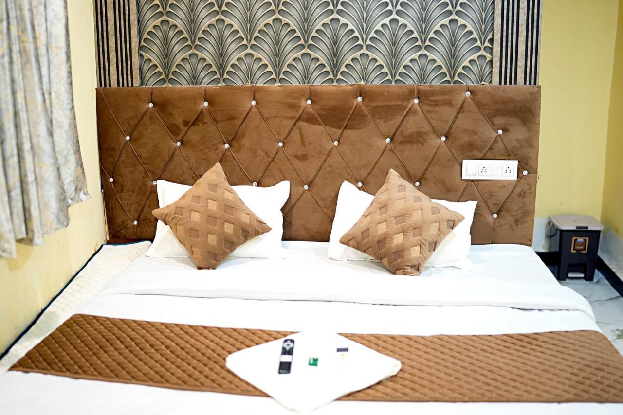 Hotel Mahalok Palace اوجاين المظهر الخارجي الصورة