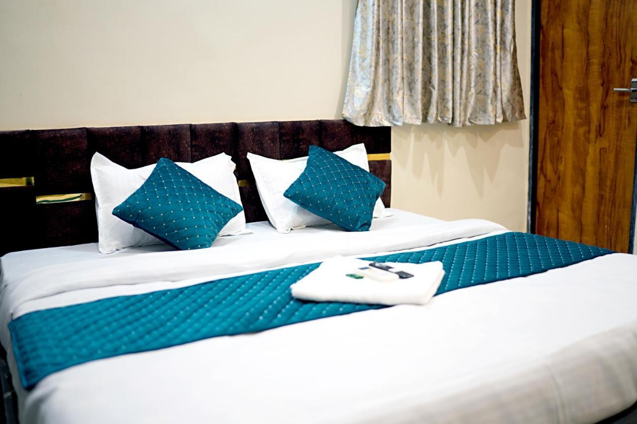 Hotel Mahalok Palace اوجاين المظهر الخارجي الصورة