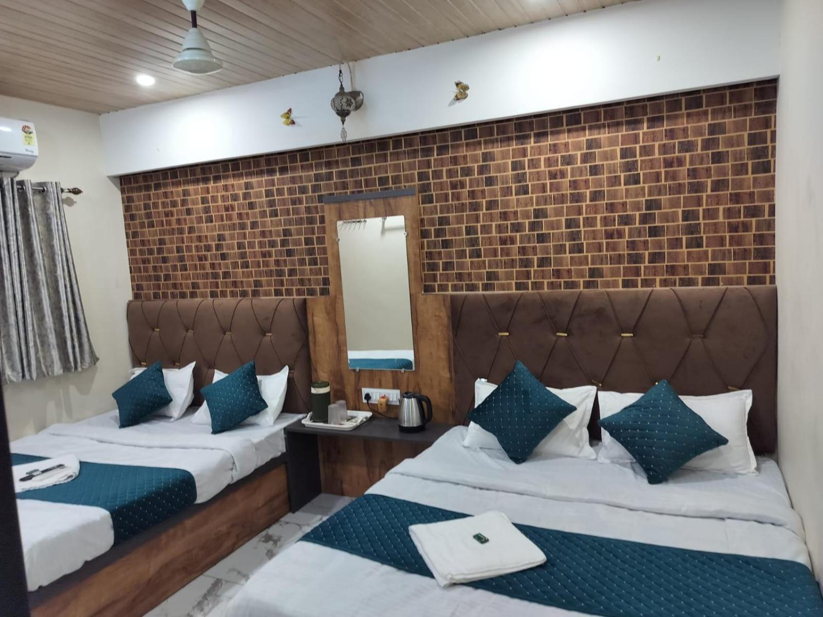 Hotel Mahalok Palace اوجاين المظهر الخارجي الصورة