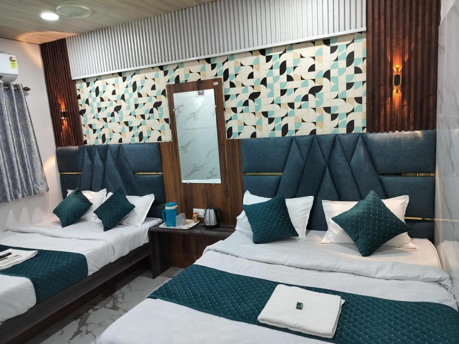 Hotel Mahalok Palace اوجاين المظهر الخارجي الصورة